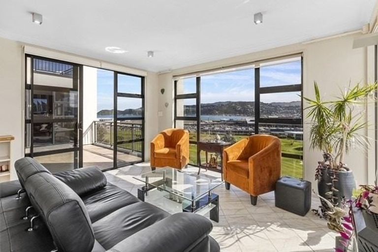 Photo of property in 8 Bunker Way, Strathmore Park, Wellington, 6022