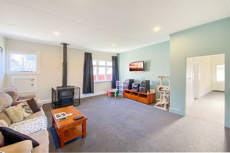 Photo of property in 10 Paraekaretu Street, Hunterville, 4730