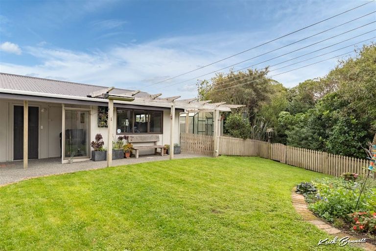 Photo of property in 8 Te Whiti Grove, Korokoro, Lower Hutt, 5012