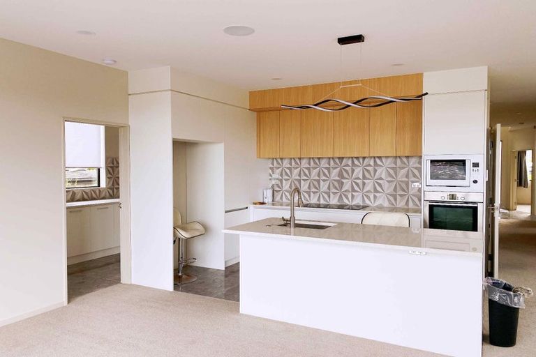 Photo of property in 38 Namsan Close, Fairview Heights, Auckland, 0632