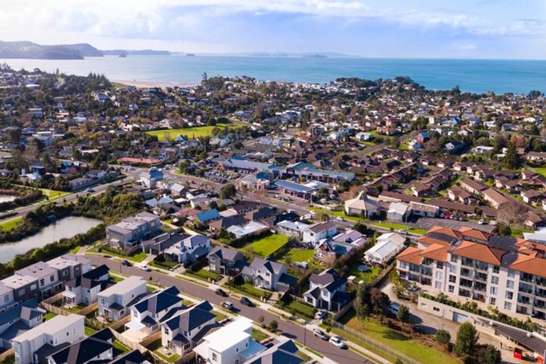 Photo of property in 13 Couldrey Crescent, Red Beach, 0932