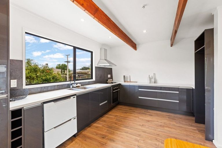 Photo of property in 1/17 Ribblesdale Road, Henderson, Auckland, 0612