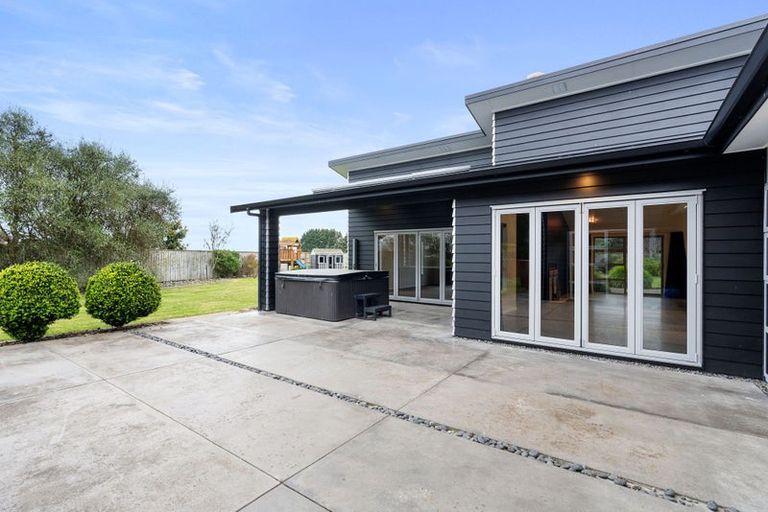 Photo of property in 51 Waikawa Beach Road, Manakau, Levin, 5573