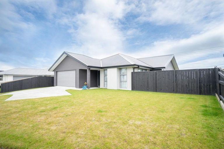 Photo of property in 22 Monaco Grove, Fitzherbert, Palmerston North, 4410