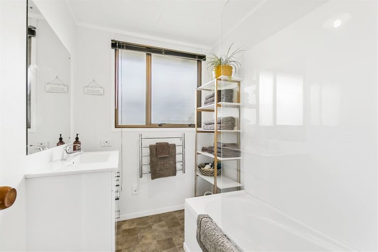 Photo of property in 19 Peterhouse Place, West Harbour, Auckland, 0618