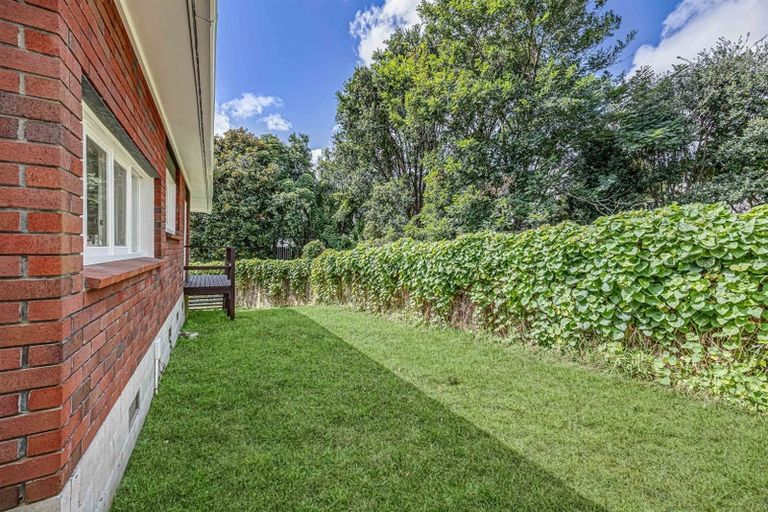 Photo of property in 1/11 Glenfern Road, Mellons Bay, Auckland, 2014