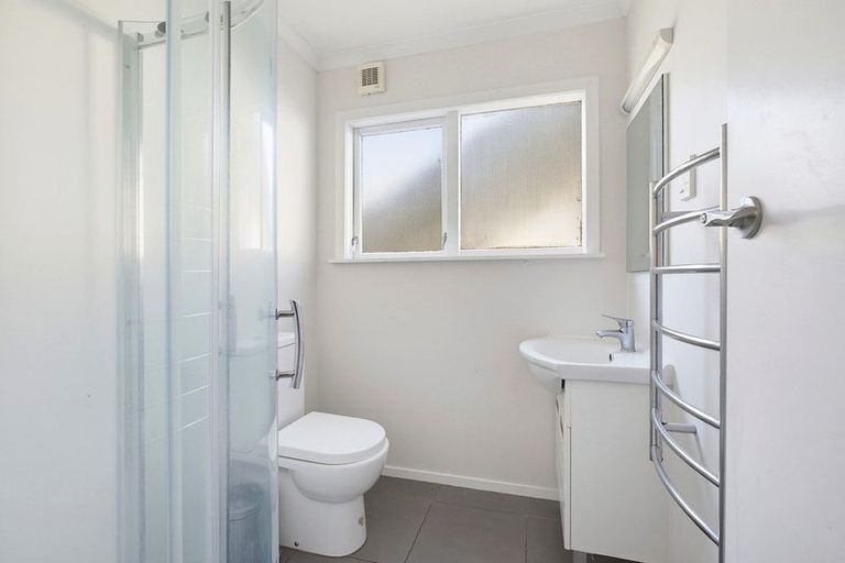 Photo of property in 3/139 Queens Drive, Lyall Bay, Wellington, 6022