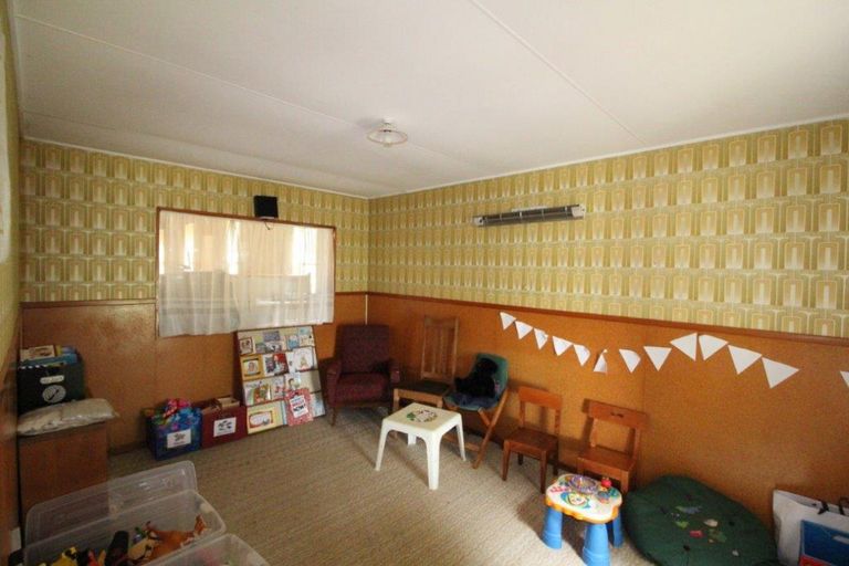 Photo of property in 5 Laura Street, Kelston, Auckland, 0602