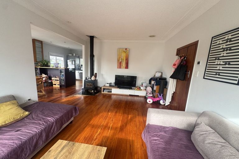 Photo of property in 1/2 Riverview Road, New Lynn, Auckland, 0600