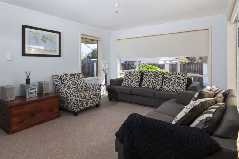 Photo of property in 12a Valerie Place, Redwood, Christchurch, 8051