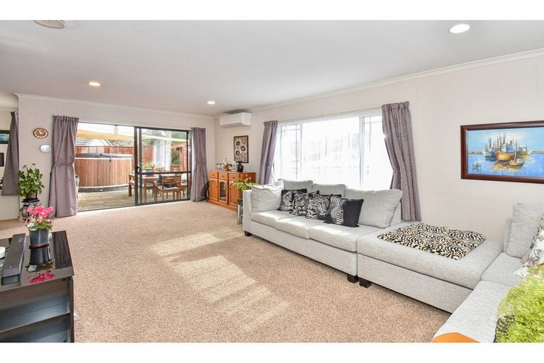 Photo of property in 42 Sandwick Drive, Weymouth, Auckland, 2103