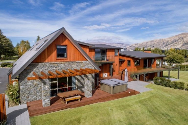 Photo of property in 314 Beacon Point Road, Wanaka, 9305