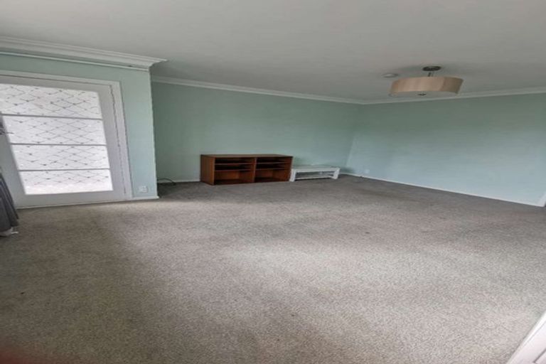 Photo of property in 1a Saulbrey Grove, Woburn, Lower Hutt, 5010