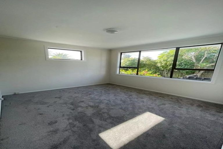 Photo of property in 128 Cobham Crescent, Kelston, Auckland, 0602