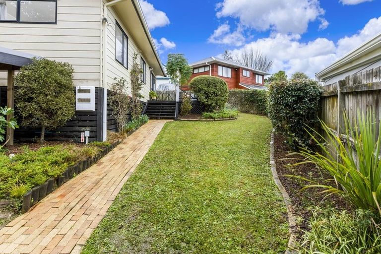 Photo of property in 2/23 Heathglen Place, Bayview, Auckland, 0629