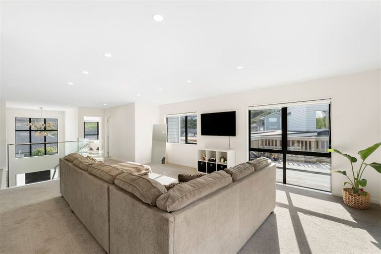 Photo of property in 9 Kahu Close, Orewa, 0931