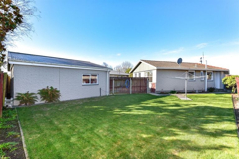 Photo of property in 6 Monteath Place, Redwood, Christchurch, 8051