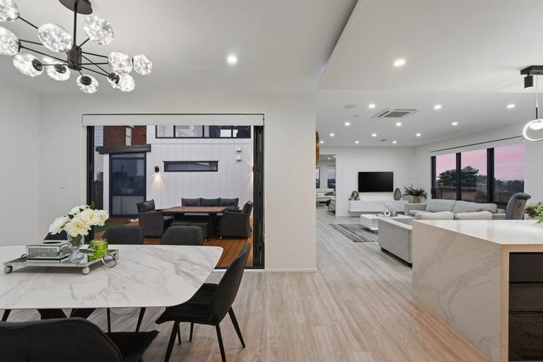 Photo of property in 7d Babich Road, Henderson Valley, Auckland, 0614