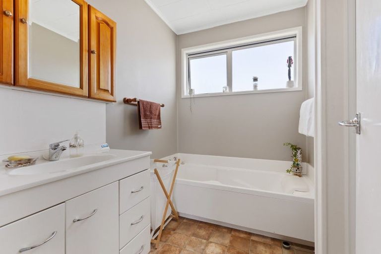 Photo of property in 5 Newbury Place, Waitara, 4320