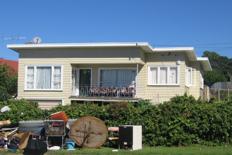 Photo of property in 2 Binsted Road, New Lynn, Auckland, 0600