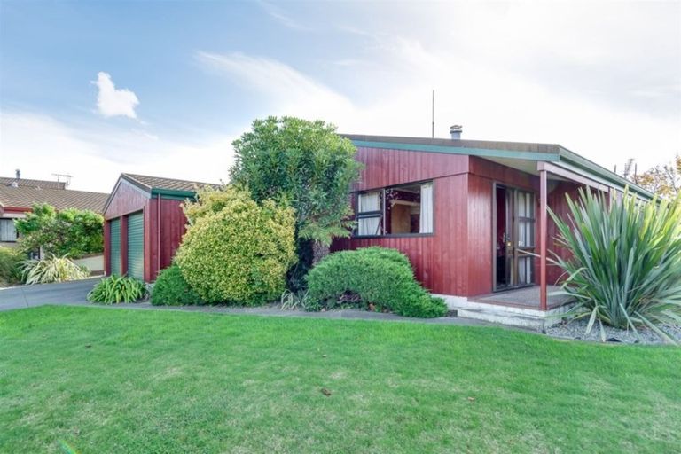 Photo of property in 2 Lannie Place, Greenmeadows, Napier, 4112