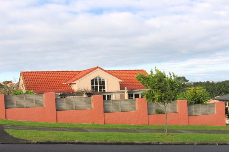 Photo of property in 2/59 Ribbonwood Crescent, Goodwood Heights, Auckland, 2105