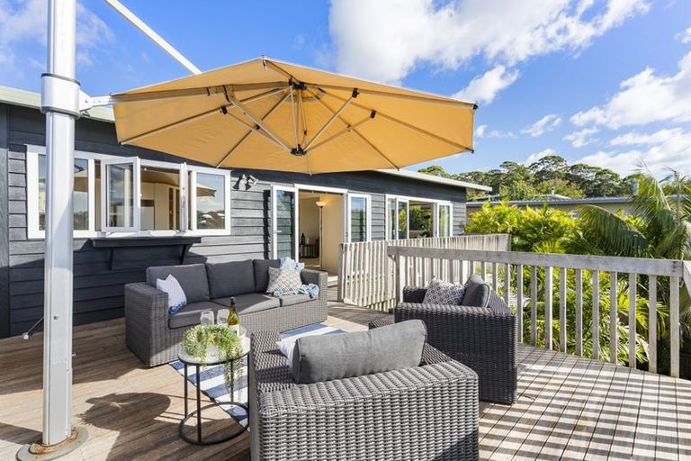 Photo of property in 5 Ravenwood Drive, Forrest Hill, Auckland, 0620