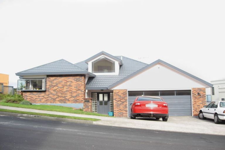 Photo of property in 60 Dress Circle, Newlands, Wellington, 6037