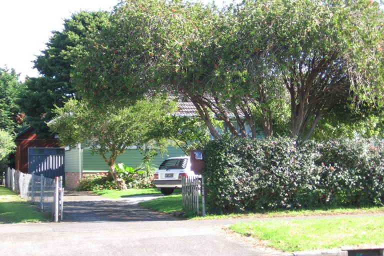 Photo of property in 13 Beach Road, Te Atatu Peninsula, Auckland, 0610