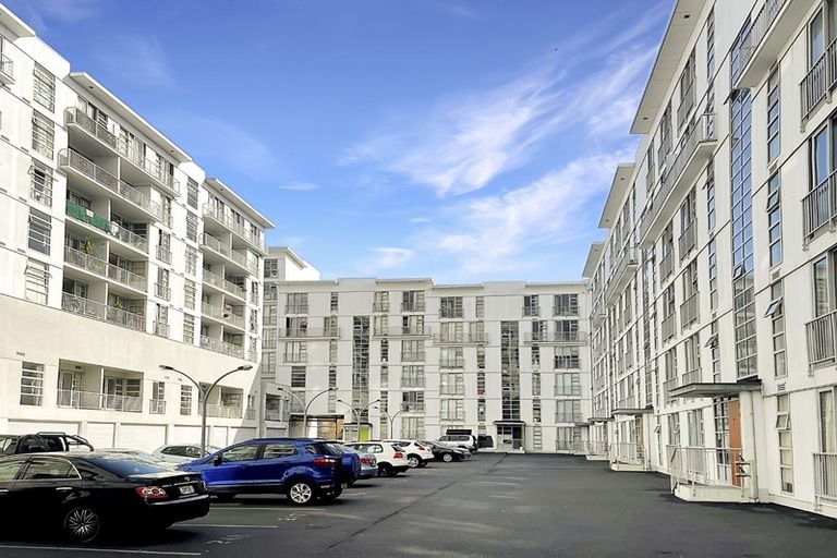 Photo of property in Q-central 44-58 Apartments, 2a/54 Liverpool Street, Auckland Central, Auckland, 1010