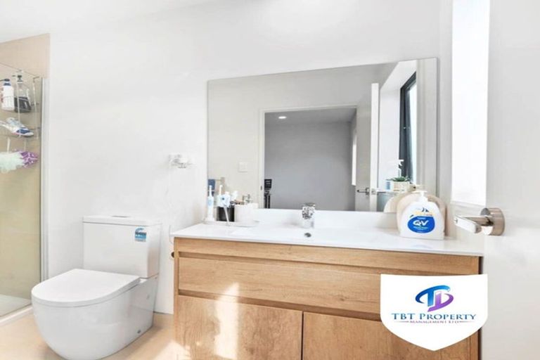 Photo of property in 8/25 Vodanovich Road, Te Atatu South, Auckland, 0610