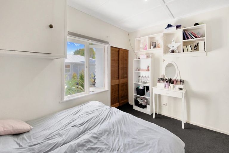 Photo of property in 1/17 Lyons Avenue, Murrays Bay, Auckland, 0630