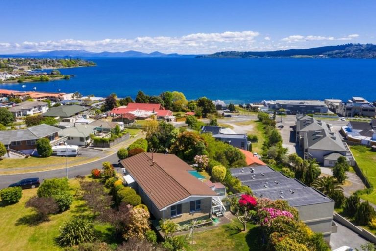 Photo of property in 14 Hinerau Grove, Waipahihi, Taupo, 3330