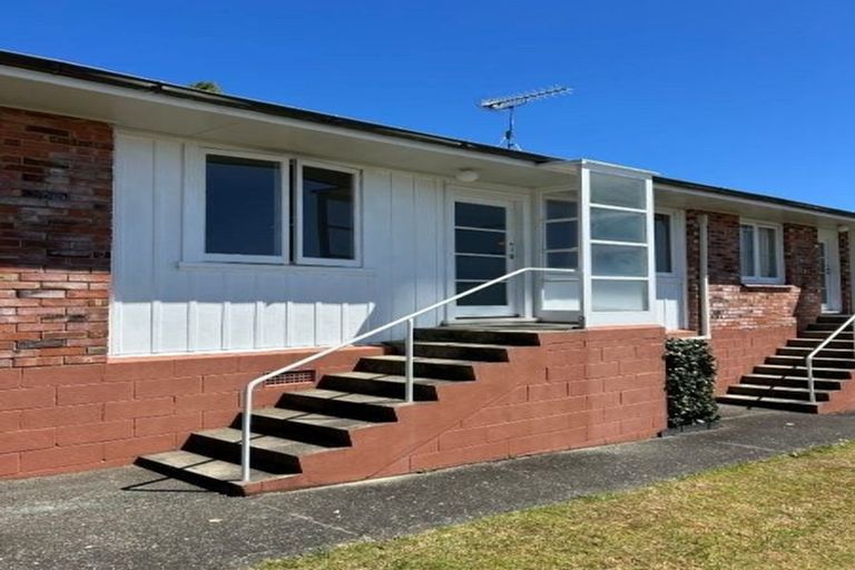 Photo of property in 3 Kilham Avenue, Northcote, Auckland, 0627