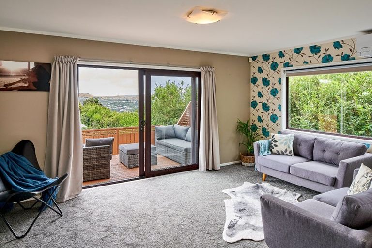 Photo of property in 15a Ruskin Road, Newlands, Wellington, 6037