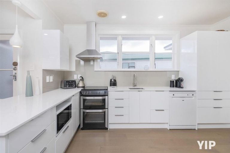 Photo of property in 32 Bracken Road, Paparangi, Wellington, 6037