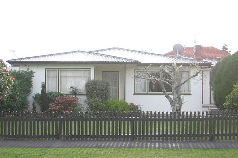 Photo of property in 6 Dorset Crescent, Hokowhitu, Palmerston North, 4410