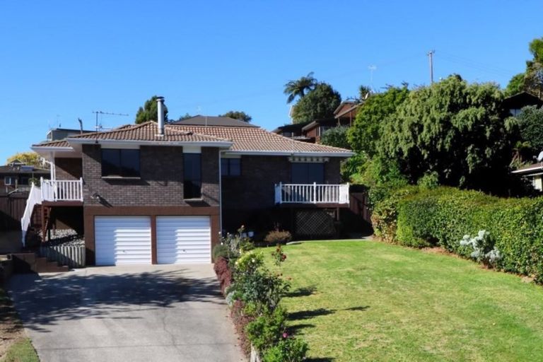 Photo of property in 8 Leo Place, Kawaha Point, Rotorua, 3010