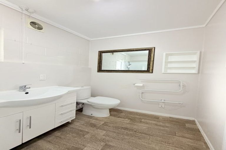 Photo of property in 62 Manhattan Heights, Glendene, Auckland, 0602