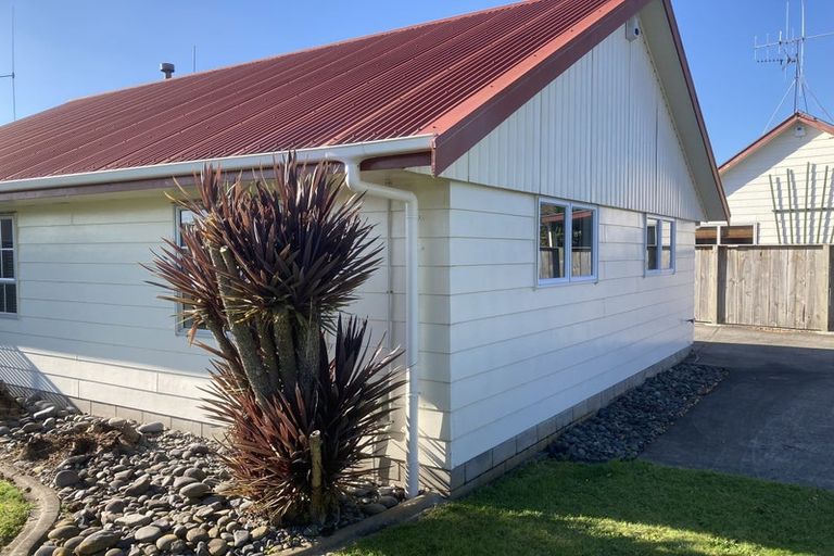 Photo of property in 98 Oakfield Crescent, Pukete, Hamilton, 3200