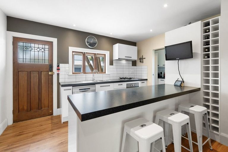 Photo of property in 6 Sandwich Road, Beckenham, Christchurch, 8023