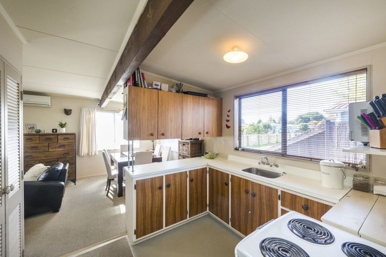 Photo of property in 2 Chatsworth Place, Highbury, Palmerston North, 4412