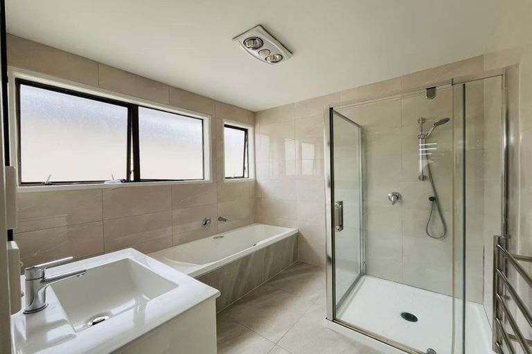 Photo of property in 15 Aronia Way, Goodwood Heights, Auckland, 2105