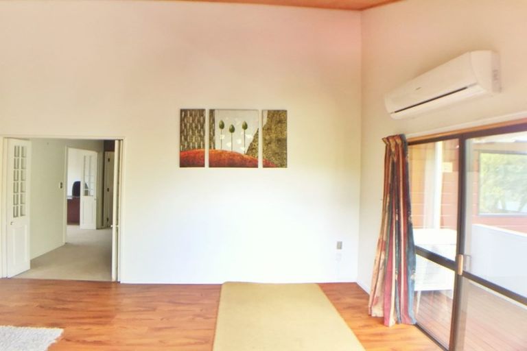 Photo of property in 4 Oystergrove Road, West Harbour, Auckland, 0618