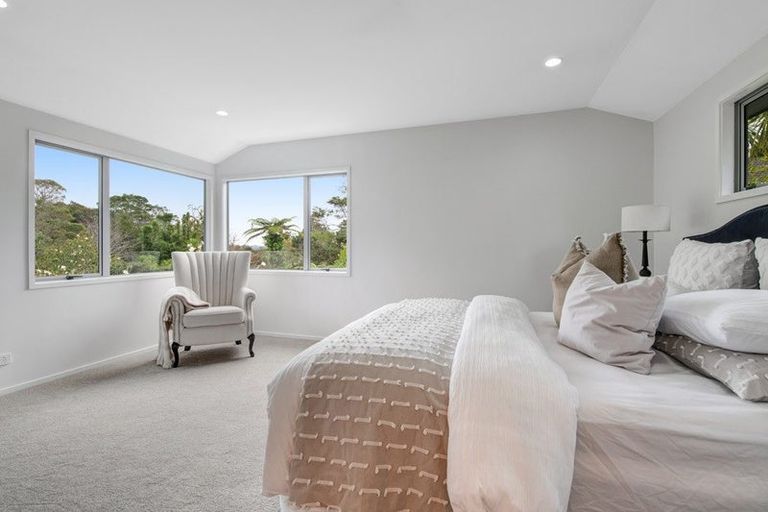 Photo of property in 9 Springwater Vale, Unsworth Heights, Auckland, 0632