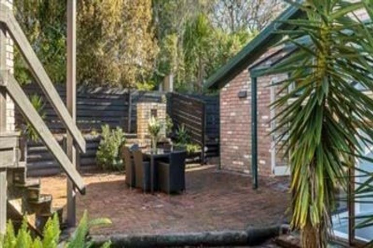 Photo of property in 1/10 Titiwai Place, Birkenhead, Auckland, 0626