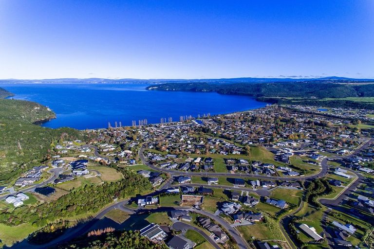 Photo of property in 15 Montgomery Crescent, Kinloch, Taupo, 3377