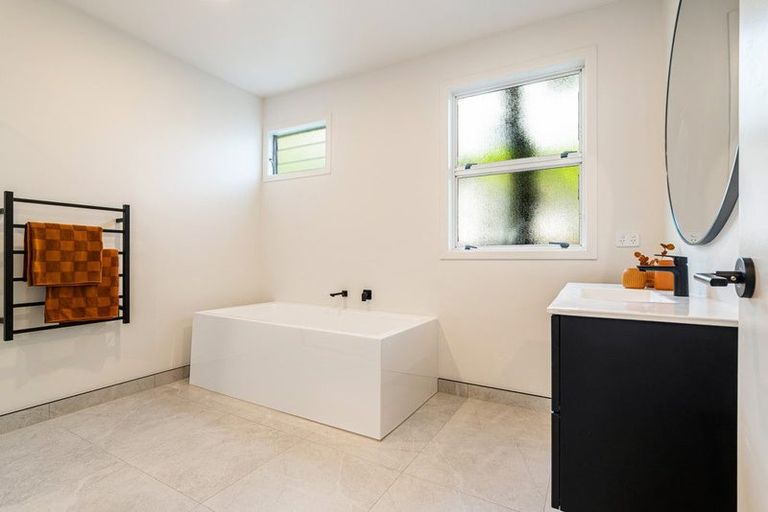 Photo of property in 2/1c Bank Street, Hillcrest, Auckland, 0627