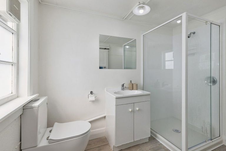 Photo of property in 15 Glanmire Road, Newlands, Wellington, 6037