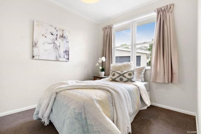 Photo of property in 22 Trojan Crescent, New Lynn, Auckland, 0600